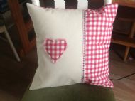 CREAM/RED CHECK HEART CUSHION